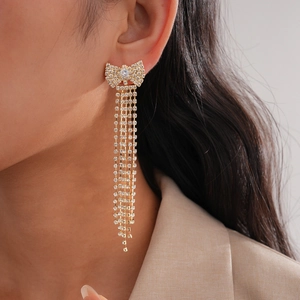 Orecchini a fiocco dorati con lunghe nappe scintillanti e pietre di zircone eleganti
