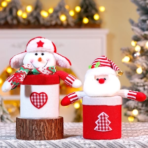 Weihnachts-Geschenkboxen mit Schneemann und Weihnachtsmann vor festlichem Hintergrund
