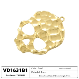 Macro detail of skull pendant in gold-plated brass with hammered texture and dimensions