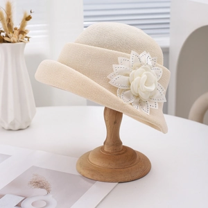 Chapeau en paille tricoté style français avec grande fleur et strass sur support