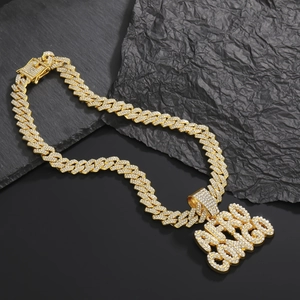 Collana cubana d'oro hip hop con un grande ciondolo a lettera con diamanti ghiacciati