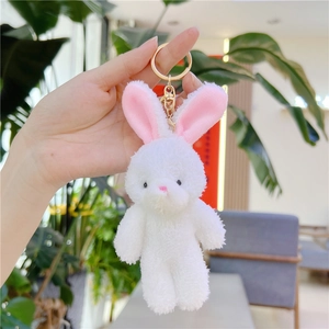 Détails d'un porte-clés lapin en peluche blanche douce avec un fermoir doré brillant