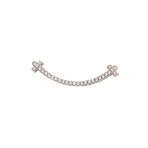 Primer plano de conector curvo plateado con brillantes circonitas transparentes