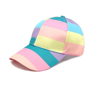 Vue détaillée latérale d'une casquette rayée multicolore avec visière courbée et coutures