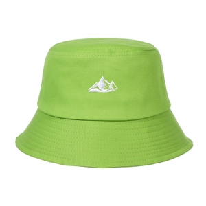 Détail du chapeau bob vert citron avec broderie de montagne blanche et bord surpiqué