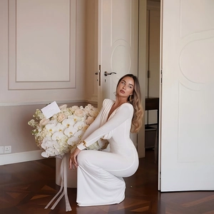 Robe de soirée blanche élégante à manches longues avec col en V et coupe ajustée chic