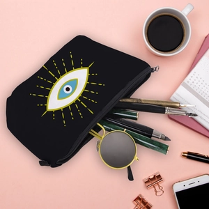 Vue à plat d'une trousse à maquillage œil bleu avec lunettes sur fond rose