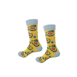 Détail de chaussettes jaunes à imprimé avocat et pointes contrastées bleues et blanches