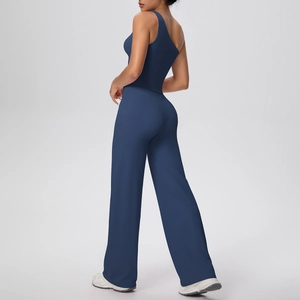 Détail de l'ensemble yoga bleu marine avec haut asymétrique et pantalon large taille haute