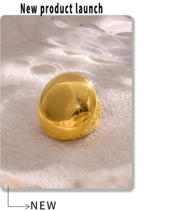 Dettaglio di un anello in acciaio inossidabile PVD oro con incisioni laterali vintage