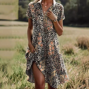 Outdoor-Ansicht eines sommerlichen Damen-Maxikleids mit buntem Boho-Blumenprint in Schwarz