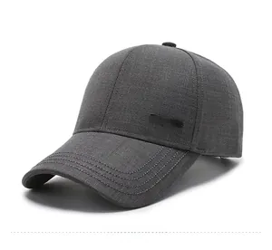 Detailansicht der dunkelgrauen strukturierten Baseballkappe mit Metall-Dekoschild FASHION