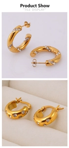Détail des boucles d'oreilles en C plaquées or 18K avec incrustation de cristaux zircons