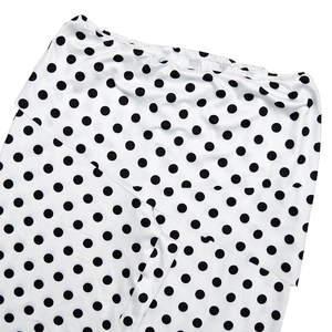 Détail de la taille élastique d'un pantalon à pois avec une texture de tissu fluide