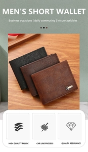 Trois portefeuilles bifold en cuir pour hommes en noir et marron sur fond de bois