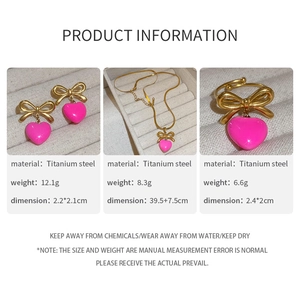 Détails du coffret bijoux cœur rose en acier titane doré avec dimensions précises