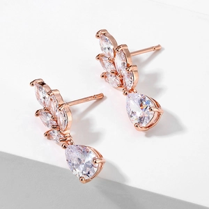 Makroaufnahme von roségoldenen Blattohrringen mit Zirkonia in Markise- und Tropfenform