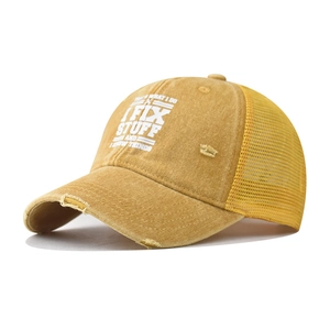Dettaglio del cappellino da baseball giallo vintage con rete traspirante e testo