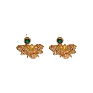 Eleganti orecchini a forma di ape dorata con zirconi gialli e cristalli su sfondo bianco