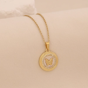 Dettaglio della collana placcata oro 18K con ciondolo a farfalla in madreperla e cristalli