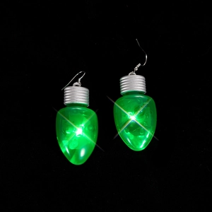 Dettaglio degli orecchini a lampadina LED verde che brillano su sfondo nero