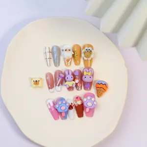 Mix di ciondoli colorati per nail art in resina con cartoni animati su un piatto espositivo