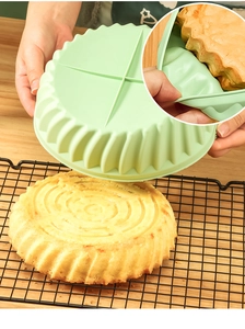 Dettaglio che mostra il rilascio facile della torta dallo stampo in silicone verde chiaro