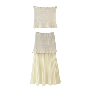 Détail de l'ensemble haut bandeau en tricot beige et jupe plissée à texture gaufrée