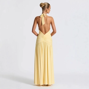 Détail du dos nu avec encolure licou et taille froncée sur la robe longue jaune élégante