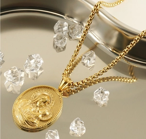 Gros plan détaillé du pendentif de la Vierge Marie plaqué or 18k sur collier en acier