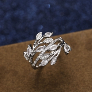 Detalle macro del anillo de plata con hojas entrelazadas y circonitas blancas brillantes