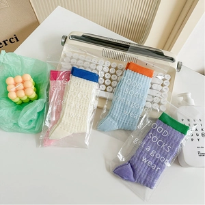 Quatre paires de chaussettes en maille respirante aux couleurs pastel emballées individuellement