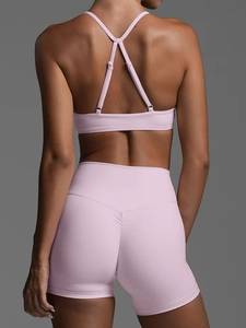 Rosa Yoga-Set für Damen mit Cross-Back Sport-BH und High-Waist-Shorts in der Rückansicht