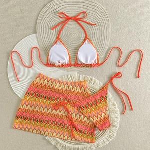 Vue détaillée du bikini trois pièces orange à broderie zigzag avec sa jupe de plage assortie