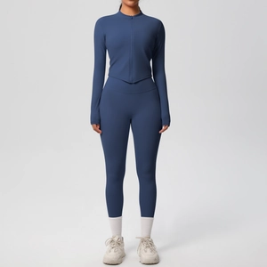 Vue détaillée de l'ensemble de yoga bleu marine avec veste zippée et legging taille haute
