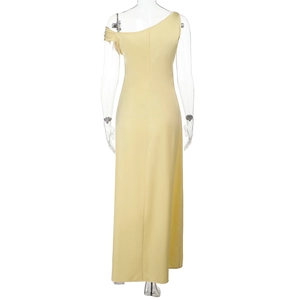 Détail du dos d'une robe longue en satin jaune clair à une épaule coupe ajustée