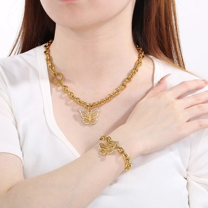 Goldenes Schmetterlings Halsketten und Armband Set mit langen Quasten und Kristallen