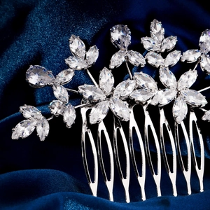 Détail macro du peigne de mariée argenté avec zircons en forme de poire et de marquise