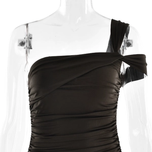 Détails de la robe moulante noire avec fronces élégantes et encolure asymétrique chic