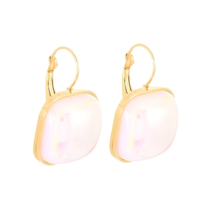 Élégantes boucles d'oreilles dorées avec perles nacrées irisées sur fond blanc neutre