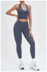 Detail eines dunkelgraublauen, nahtlosen Halterneck-Yoga-BHs und der High-Waist-Leggings