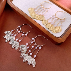 Chic fishtail and round disk tassel earrings with pearls in gold and silver finish