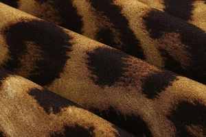 Detailaufnahme des Leopardenmusters mit feiner Webstruktur und weichem Faltenwurf