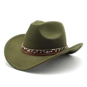 Détail d'un chapeau de cowboy en feutre vert armée avec une bande en cuir léopard