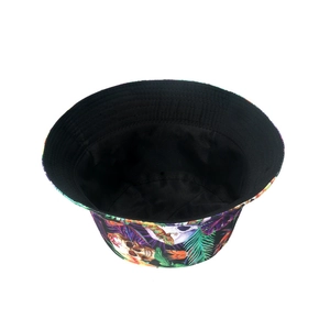 Détail d'un bob avec des motifs colorés de crânes et de lézards tropicaux