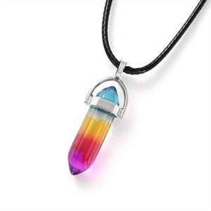 Détail macro du pendentif en cristal hexagonal arc-en-ciel avec cordon noir tressé
