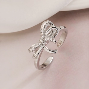 Macro dell'anello a fiocco d'argento con zirconi scintillanti e fascia aperta regolabile
