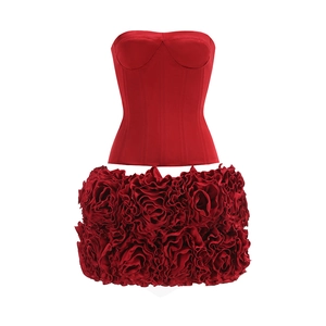 Détail du corset rouge sans bretelles et jupe bouffante à roses 3D en satin