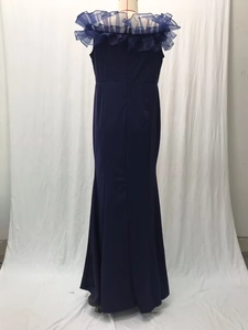 Detail des Off-Shoulder-Rüschen-Ausschnitts am marineblauen Fischschwanz-Abendkleid