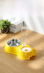 Détail de l'abreuvoir automatique pour animaux avec bol en acier et base jaune à pattes